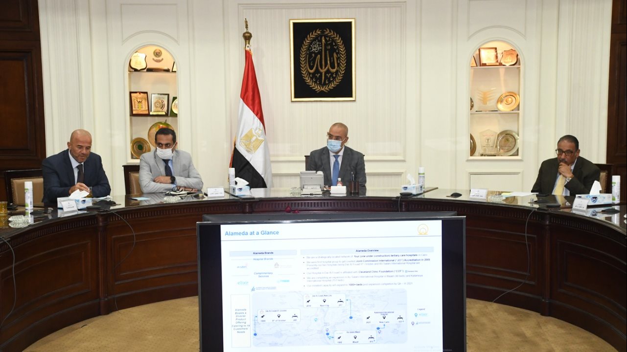 صورة وزير الإسكان يبحث مع ممثلي الرعاية الصحية إنشاء مستشفى خاص بالعاصمة الإدارية