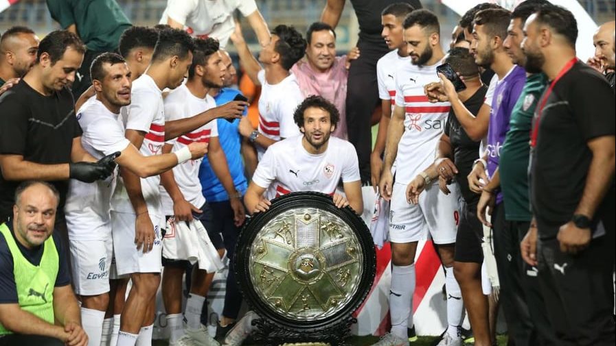 صورة لاعبو الزمالك يحتفلون بدرع الدورى وحازم إمام حزين على طريقة تسليم اللقب