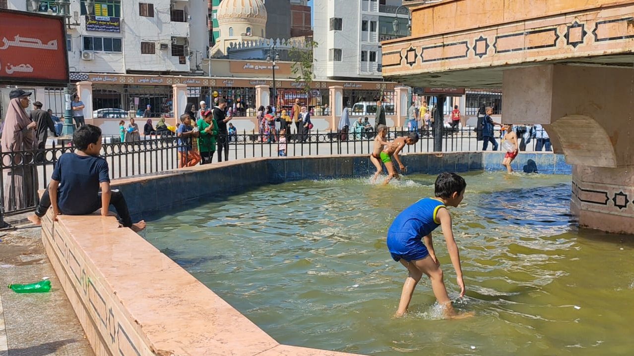 صورة رغم إلغاء احتفالات المولد.. شاهد الأطفال يلعبون بنافورة مسجد السيد البدوي بطنطا