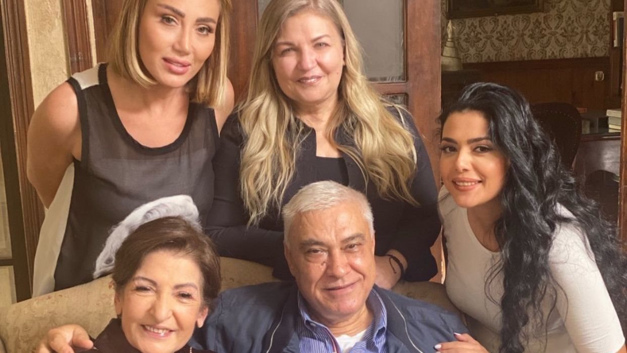 صورة ريهام سعيد تروج لمسلسل"السيدة زينب" بصحبة فريق العمل