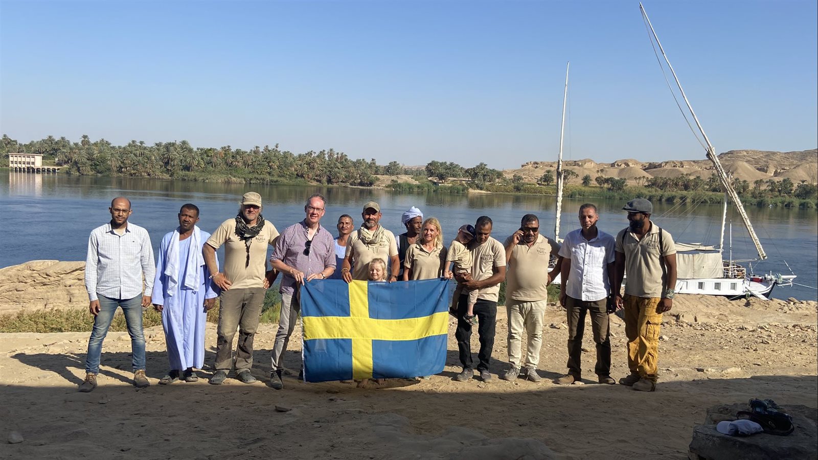 صورة السفير السويدي بعد زيارة جبل السلسلة: اكتشافات تعزز من معرفتنا لعظمة مصر الفرعونية.. شاهد